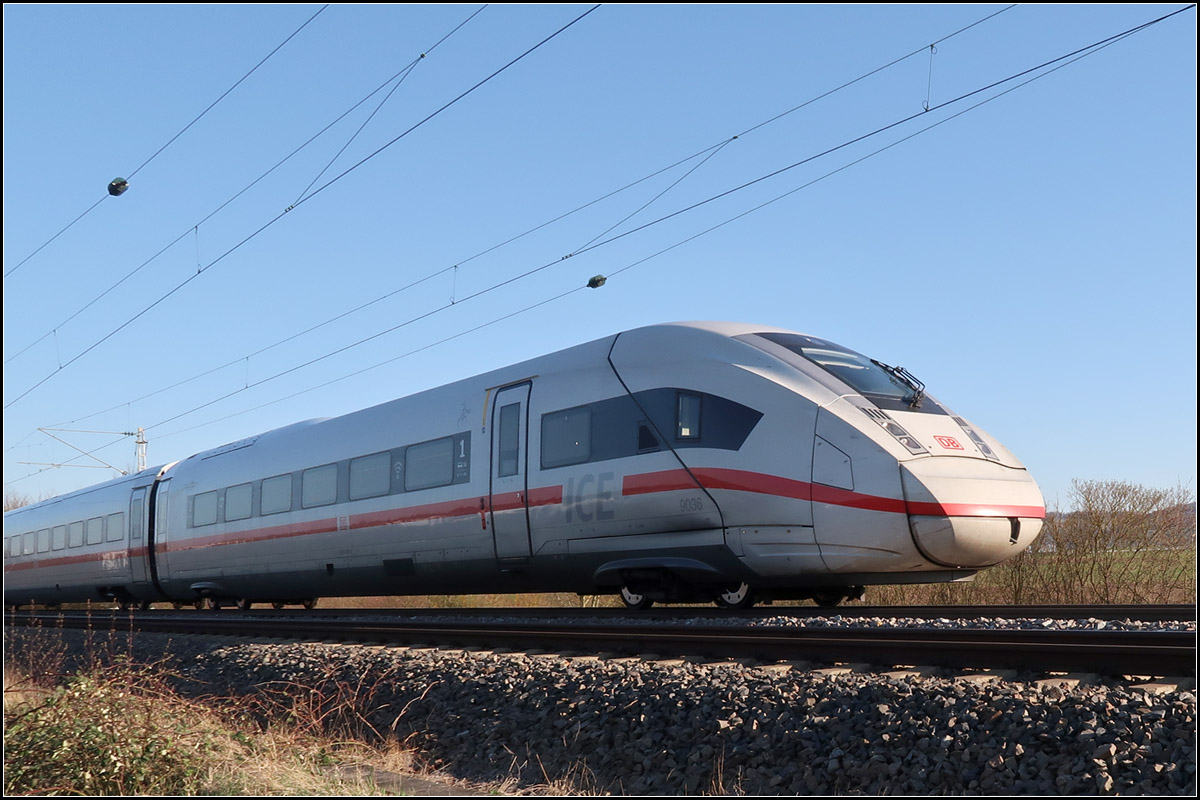 Bis Augsburg kein Halt -

Nachschuss auf einen über die Remsbahn umgeleiteten ICE 4. Da Ulm nicht angefahren werden kann, wird der nächste Halt wohl erst Augsburg sein.

Bei Weinstadt-Endersbach, 23.03.2020 (M)