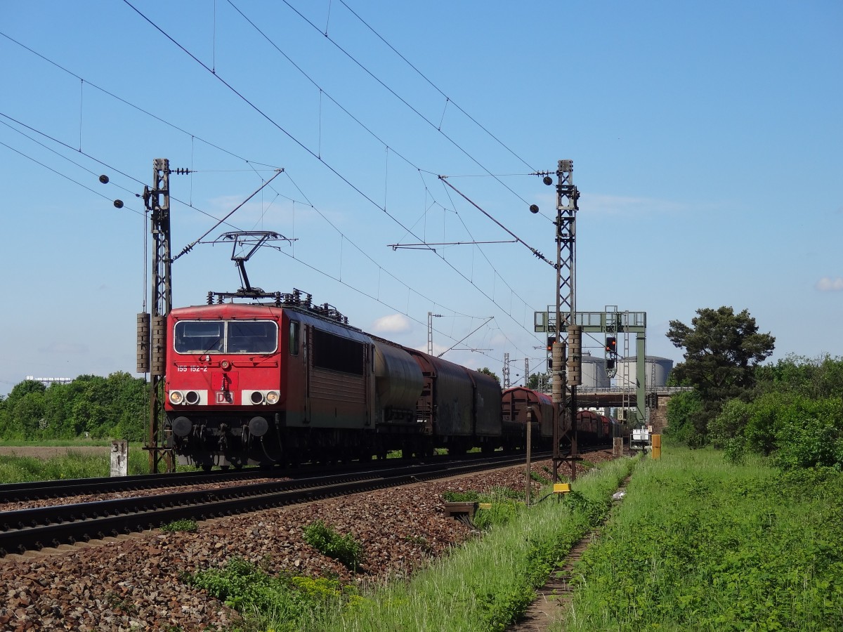 Bis Ende 2013 noch planmäßig auf der KBS700 anzutreffen und heute schon mit Seltenheitswert. 
Eine Lok der Baureihe 155 nämlich die 155 152 zog am 18.5.13 die Kehler Übergabe an den Ort Kehl. 
Diese Leistungen werden heute von 145, 152 oder 185er erbracht. 

Aufgenommen bei Waghäusel. 