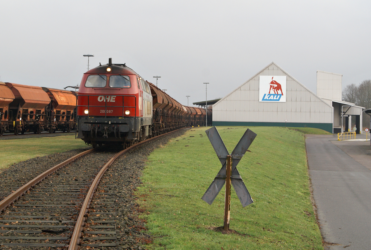 Bis Ende Dezember des Jahres 2013 oblag der Kaliverkehr nach (Winsen)-Tönnhausen der OHE, seit Januar 2014 bedient die DB mit einer Lok der Baureihe 232 oder 233 den Anschluss. Während der Entladung konnte am 20.12.2013 OHE 20087 ( 92 80 1216 123-0 D-OHEGO) fotografiert werden.
