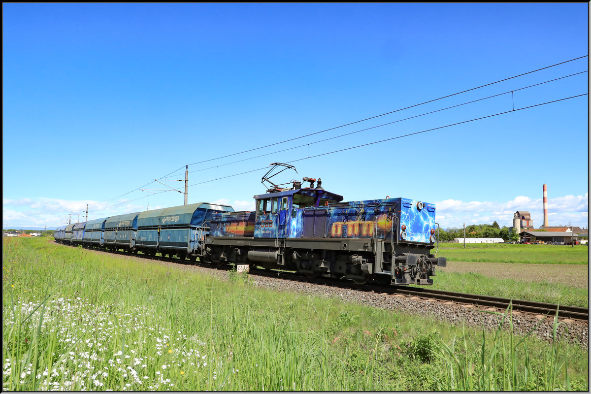 Bis ins Jahr 2020 laufen die Verträge mit dem  Verbund  zur Wärmeenergielieferung für die Stadt Graz aus dem Kohlekraftwerk Mellach. 
Bis dahin wird wohl noch so mancher  FAL...  mit  Kohle die Anschlussbahn befahren. 
Am 10.05.2019 zieht 1063.39 einen  Leerzug  aus der Anschlussbahn. 
