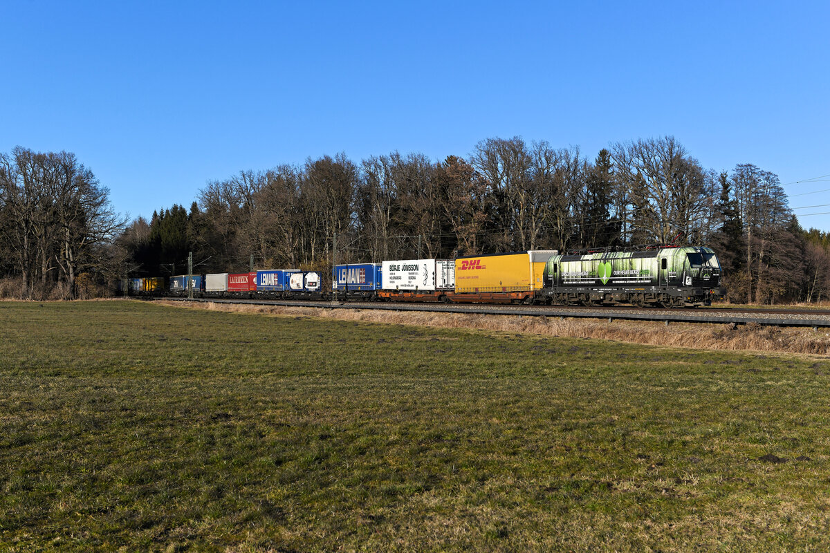 Bis Kufstein bespannte am 13. Februar 2022 die 193 582 den DGS 43143 auf seiner Fahrt von Lübeck-Skandinavienkai nach Verona Q.E. in Italien. Dort wurde dann für die Fahrt über den Brenner auf ein Gleichstrom-taugliches Tandem umgespannt. In der spätwinterlichen Landschaft hob sich der  Wald , wie dieser Vectron scherzhaft unter Eisenbahnfreunden genannt wird, gut vom bräunlichen Hintergrund ab. 