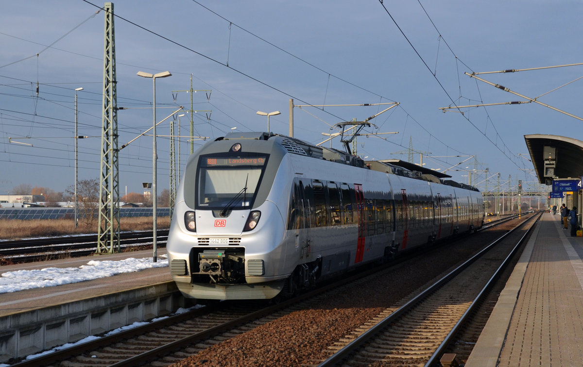 Bis Mitte April 2017 ist die Bahnstrecke Bitterfeld-Halle(S) wegen Bauarbeiten zwischen Landsberg und Halle(S) gesperrt. In dieser Zeit werden die sonst von Wittenberg bzw. Falkenberg kommenden RB-Züge über Bitterfeld bis Landsberg verlängert. Am 29.01.17 wartet 1442 306 auf die Abfahrt.
