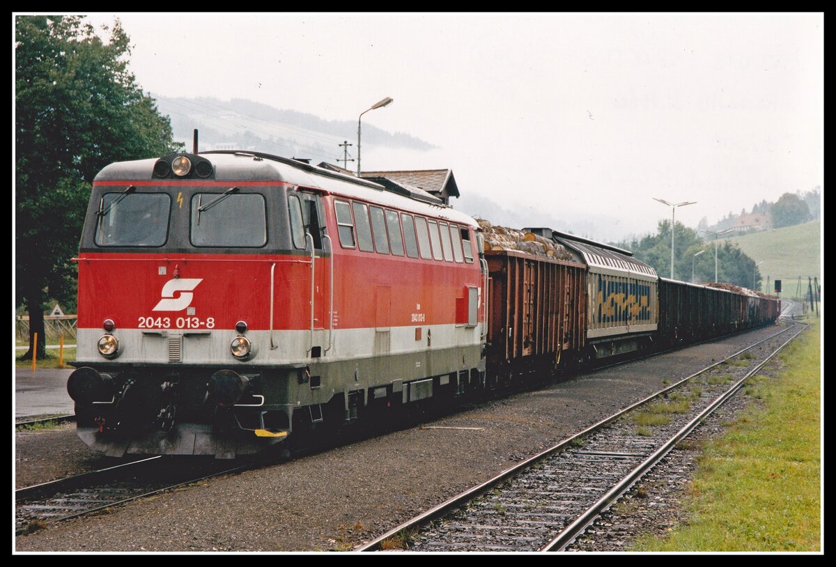 Bis nach Reichenfels St.Peter hatte die 2043 013 noch Unterstützung über den Obdacher Sattel durch zwei Vorspannloks. Hier wurden die Vorspannloks abgehängt und sie fährt alleine mit ihrem Güterzug weiter bis zum Zielbahnhof Frantschach -St.Gertraud. Der Zug wartet im genannten Bahnhof auf die Abfahrt,das Bild entstand am 15.09.2000.