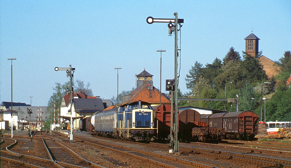 Bis in die späten 1980er Jahre sorgte die Kleinindustrie im oberen Edertal und der Heizkesselhersteller Viessmann in Allendorf/Eder für ehebliches Güteraufkommen. Mo-Fr verkehrten 2 Güterzugpaare von/nach Gießen, die planmäßig in Doppeltraktion gefahren wurden. Üg 69005 führte - ebenfalls planmäßig - leere Reisezugwagen mit. 