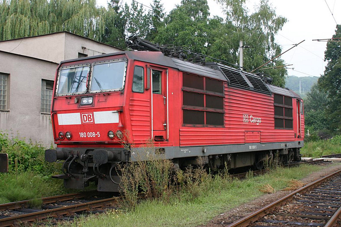 Bis tief nach Tschechien ist diese DB Railion 180008 gekommen. Am 21.8.2005 stand sie in der nordwestlichen Einfahrt des Bahnhof Kutna Hora.