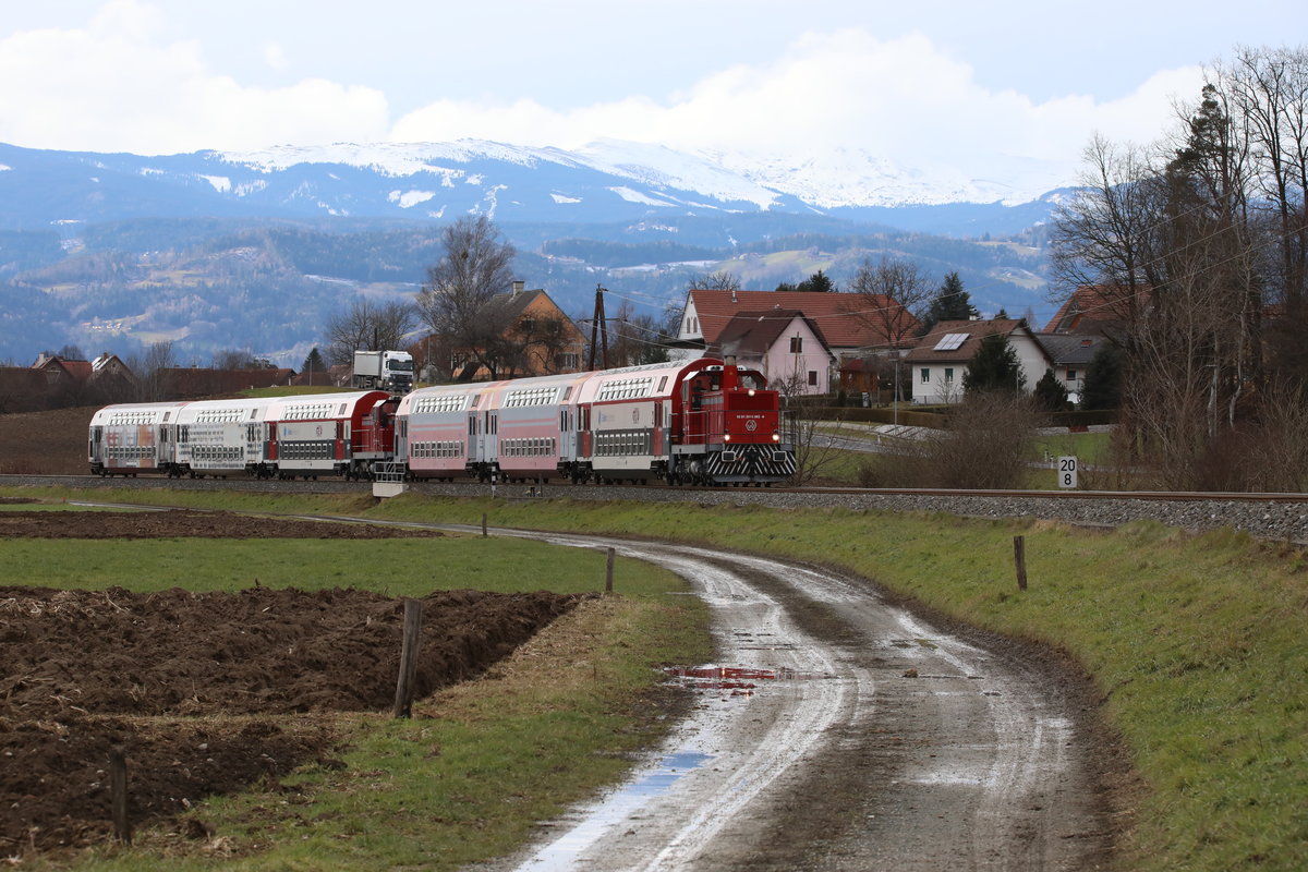 Bis in den Vormittag hinein konnte kein Zug den Bahnhof Wies Eibiswald verlassen. 
Gegen Mittag waren dann die beiden Doppelstockzüge an der Reihe sich als Leerpersonenzug in Richtung Graz zu bewegen. 
Ein doch eher seltenes Bild der Doppeleinheit bei Groß Sankt Florian. 
12.12.2017