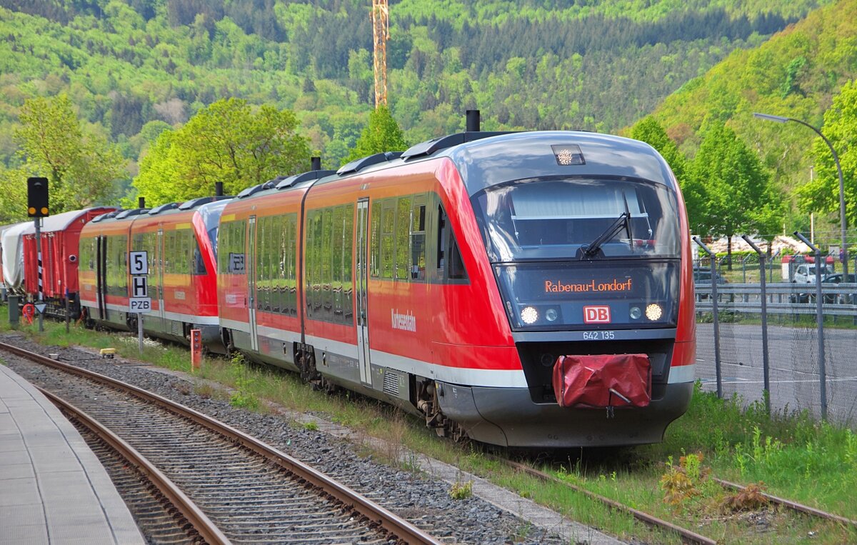 Bis wieder Züge nach Londorf im Lumdatal fahren wird noch einige Zeit vergehen.
Der Verein für die Reaktivierung der Lumdatalbahn bemüht sich mit allen Kräften und die Chancen für eine Reaktivierung stehen nicht allzu schlecht.
Die Desiros 642 135 + 179 der Kurhessenbahn waren zu Gast auf der Westfrankenbahn und waren in Amorbach abgestellt, während die Fahrgäste aus dem Raum Lollar (inkl. Erhard Pitzius und Ivie Pitzius aus dem Saarland) die Stadt oder das Eisenbahnmuseum erkundeten.
07.05.2022