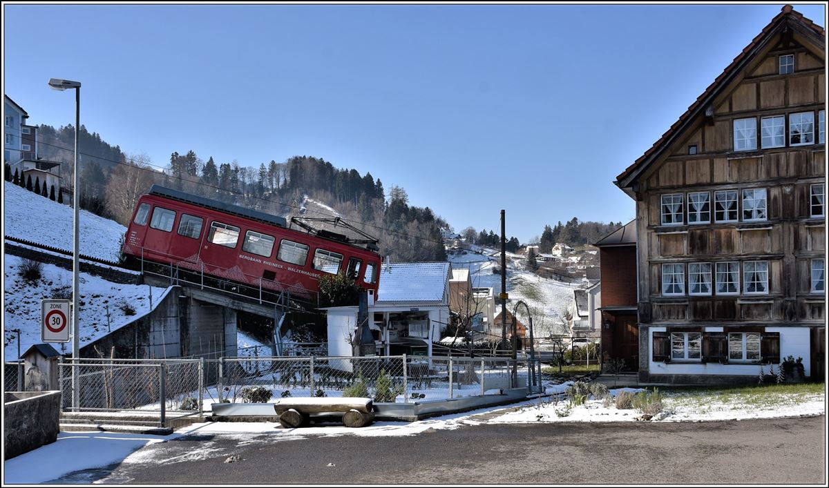 Bis zu 25% beträgt das Gefälle der RhW, hier etwas unterhalb der Bergstation Walzenhausen. (14.02.2018)