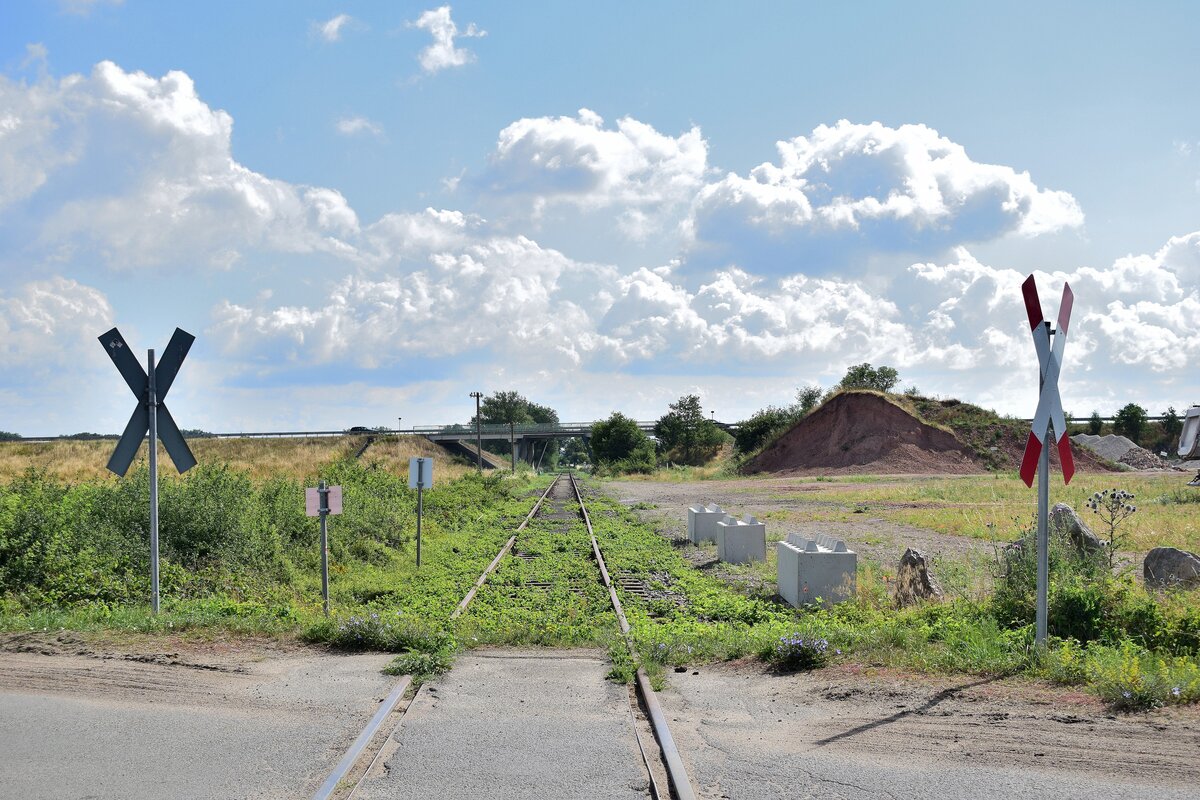 Bis zu diesem Bahnübergang ist die Strecke Salzwedel - Geestgottberg bereits wieder befahrbar und wurde von einem testzug bereits befahren. Hier kann dann am Betonwerk beladen oder entladen werden. Man darf gespannt sein ob es wirklich zu einem sporadischen oder noch besser regelmäßigen Güterverkehr kommen wird. Die Strecke ist von Arendsee bis zum Infrastrukturwechsel bei Kilometer 40.550 von der DRE zur Abgabe gelistet. 

Geestgottberg 16.07.2023