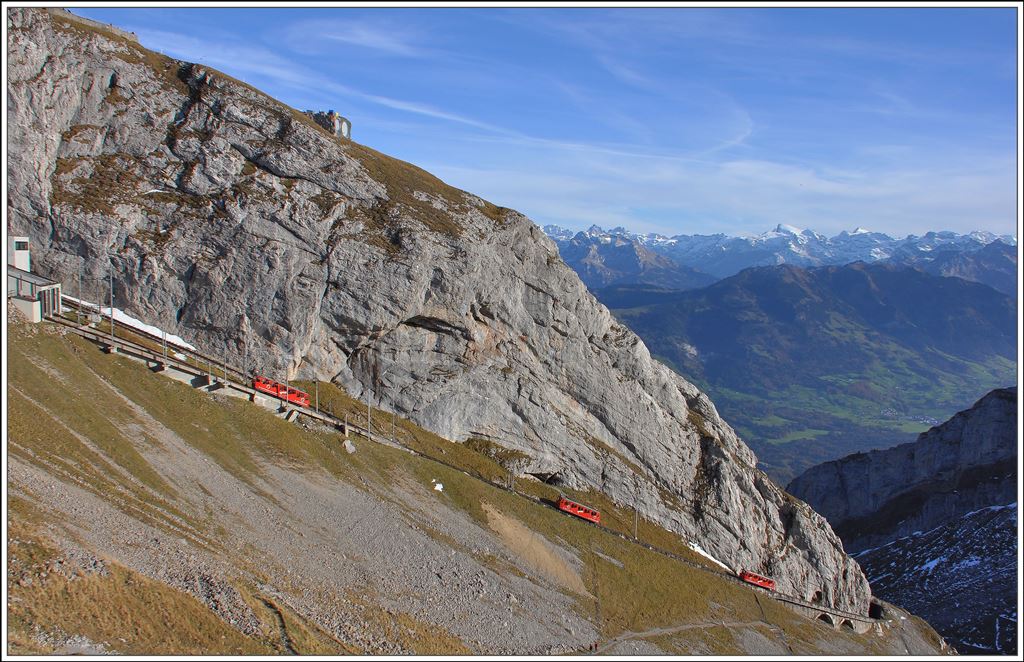 Bis zu fünf Wagen fahren auf Sicht hintereinander her. Drei davon sind hier zwischen Fleimentunnel un der Bergstation Pilatus Kulm unterwegs. (02.11.2014)