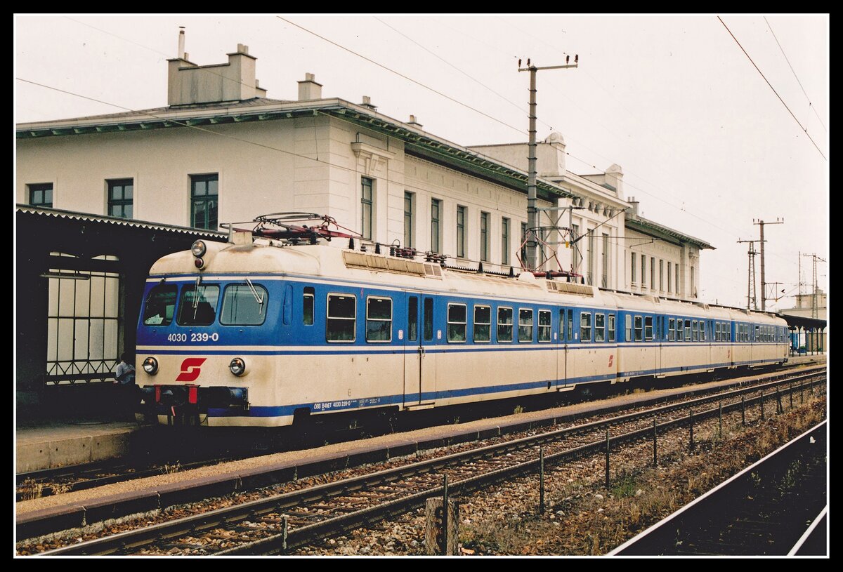 Bis zu ihrer Ausmusterung wurden die Triebwagen der Reihe 4030 auch auf der S50 zwischen Wien Westbahnhof und Neulengbach eingesetzt. Auf dem Bild vom 20.06.2003 ist 4030 239 als S20232 in Wien Hütteldorf zu sehen.