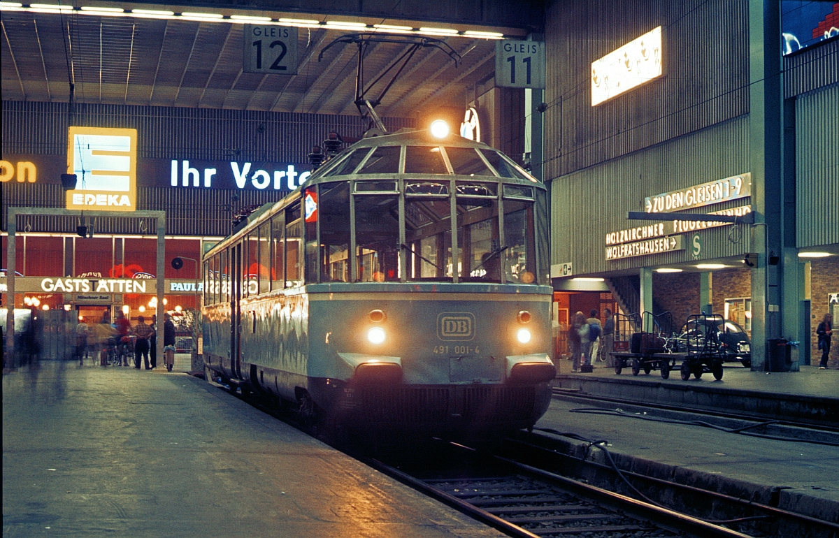 Bis zu seinem Unfall war  der Gläserne  491 001 ein häufiger Gast im Münchener Hauptbahnhof, wie hier im Mai 1982.