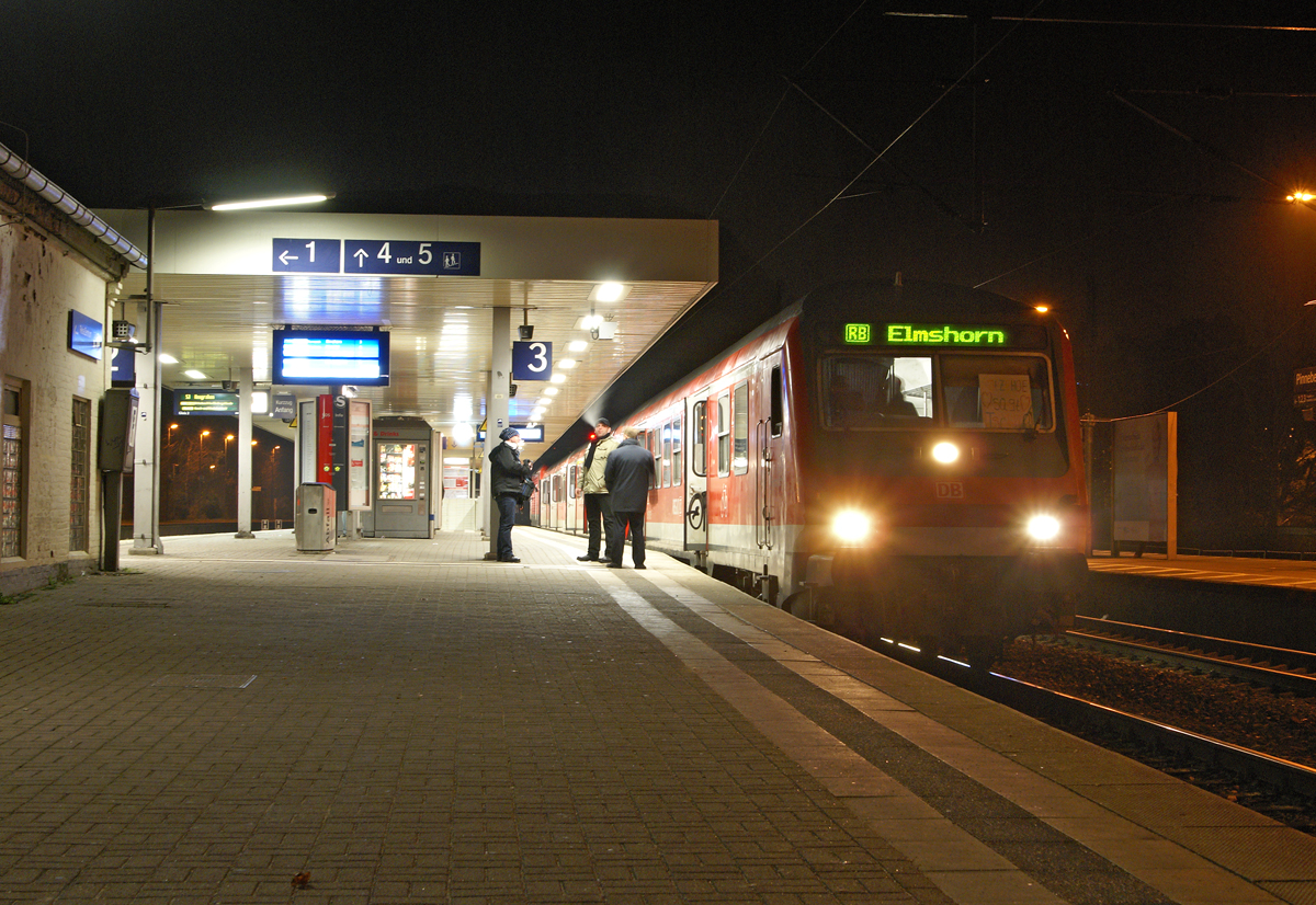Bis zum 13.12.2014 fuhr die DB Regio Nord (RBSH) die Regional-Bahnen von Hamburg/Pinneberg nach Itzehoe bzw. Neumünster. Insbesondere am Wochenende waren einige dieser Züge auf den Laufweg Pinneberg - Elmshorn eingekürzt. Als letzter Zug von Pinneberg nach Elmshorn vor dem Betreiberwechsel wartet um 10 Minuten vor Mitternacht RB 21288 am 13.12.2014 in Pinneberg auf die Abfahrt nach Elmshorn. Aus Richtung Itzehoe erreichte als letzte Regional-Bahn der DB im Netz Mitte RB 21193 am 14.12.2014 um 0:52 Uhr den Bahnhof Elmshorn.