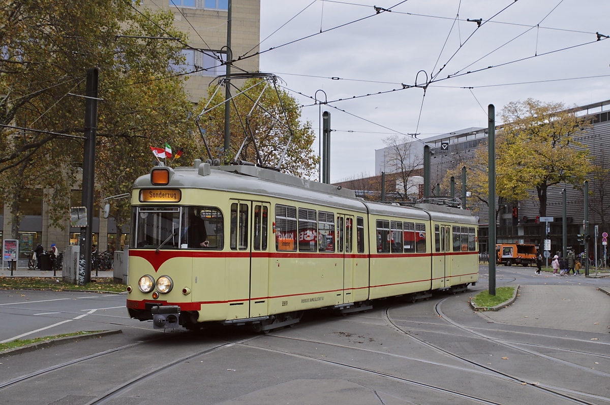 Bis zum 14.11.2021 setzt die Rheinbahn an Samstagen und Sonntagen den ehemaligen Fernbahntriebwagen K66 2269 als Zubringer zur Ausstellung  125 Jahre Rheinbahn  im denkmalgeschützten früheren Betriebshof  Am Steinberg  ein. Am 06.11.2021 kommt er am Düsseldorfer Hauptbahnhof an.