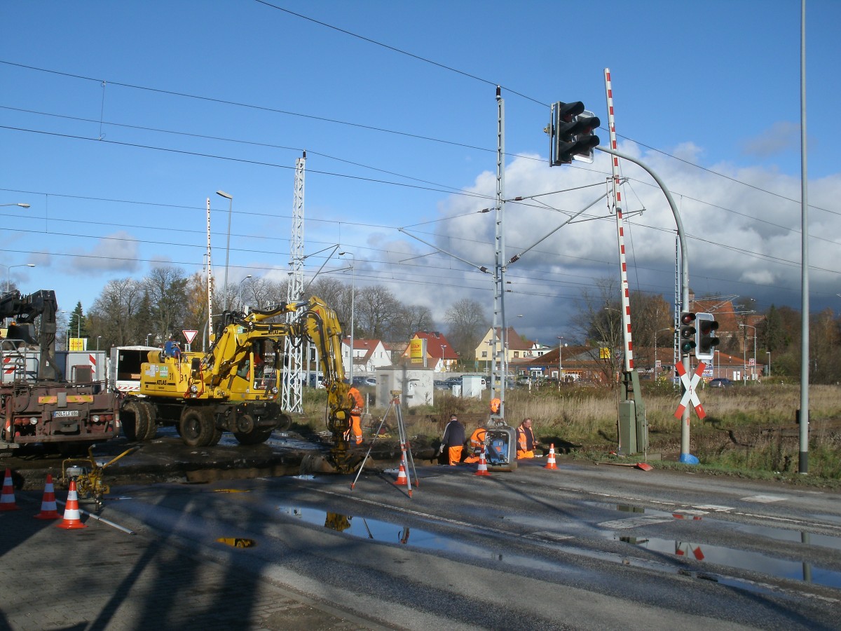 Bis zum 19.November 2013 wird kein Zug auf der Rgener Hauptstrecke fahren,Grund sind die Arbeiten am Samtenser Bahnbergang.Aufnahme vom 11.November 2013.
