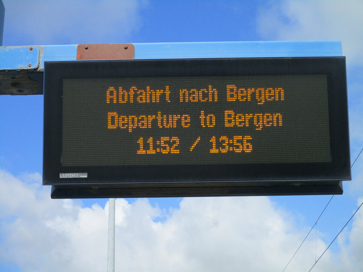 Bis zum 22.Oktober 2022 kan man jeden Samstag mit einem RE von Mukran nach Bergen fahren.Dies ist der Zugzielanzeiger von Mukran.