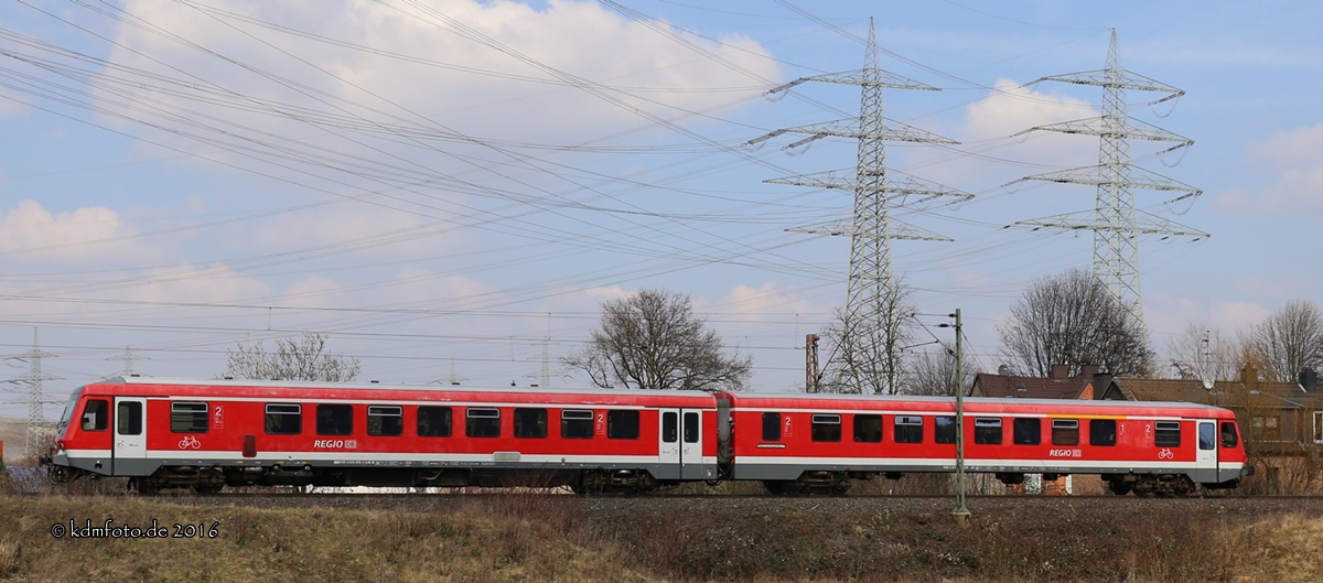 Bis zum Fahrplanwechsel bediente die NordWestBahn mit Talent-Triebwagen der BR648  die Emschertal-Bahn RB43, die dann von DB Regio übernommen wurde.  DB Regio fährt die Verbindung mit Triebwagen der BR 628/928, was nicht unbedingt zu Zufriedenheit (schlechterer Komfort, häufig defekte Toiletten und Türen; und nicht zuletzt fehlende Barrierefreiheit) bei den Fahrgästen führt. 
Im Bild 628 669 - 928 669 als RB43 Dortmund – Dorsten in Herne-Wanne/ Unser-Fritz. 01.04.2016