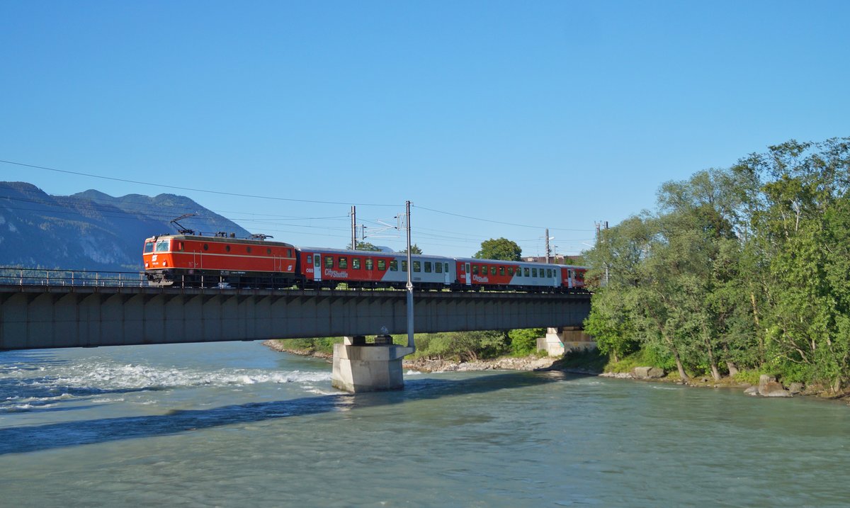Bis zum  kleinen  Fahrplanwechsel im Juni 2020 wurde der Montag bis Freitag verkehrende REX 5377 (Innsbruck Hbf - Kufstein) wieder mit einer CityShuttle-Garnitur geführt. Am 27.05.2020 kam als Schublok die blutorange 1144.040 zum Einsatz, die ihren Pendlerzug hier an diesem warmen Sommerabend bei Brixlegg Richtung Ziel schob.