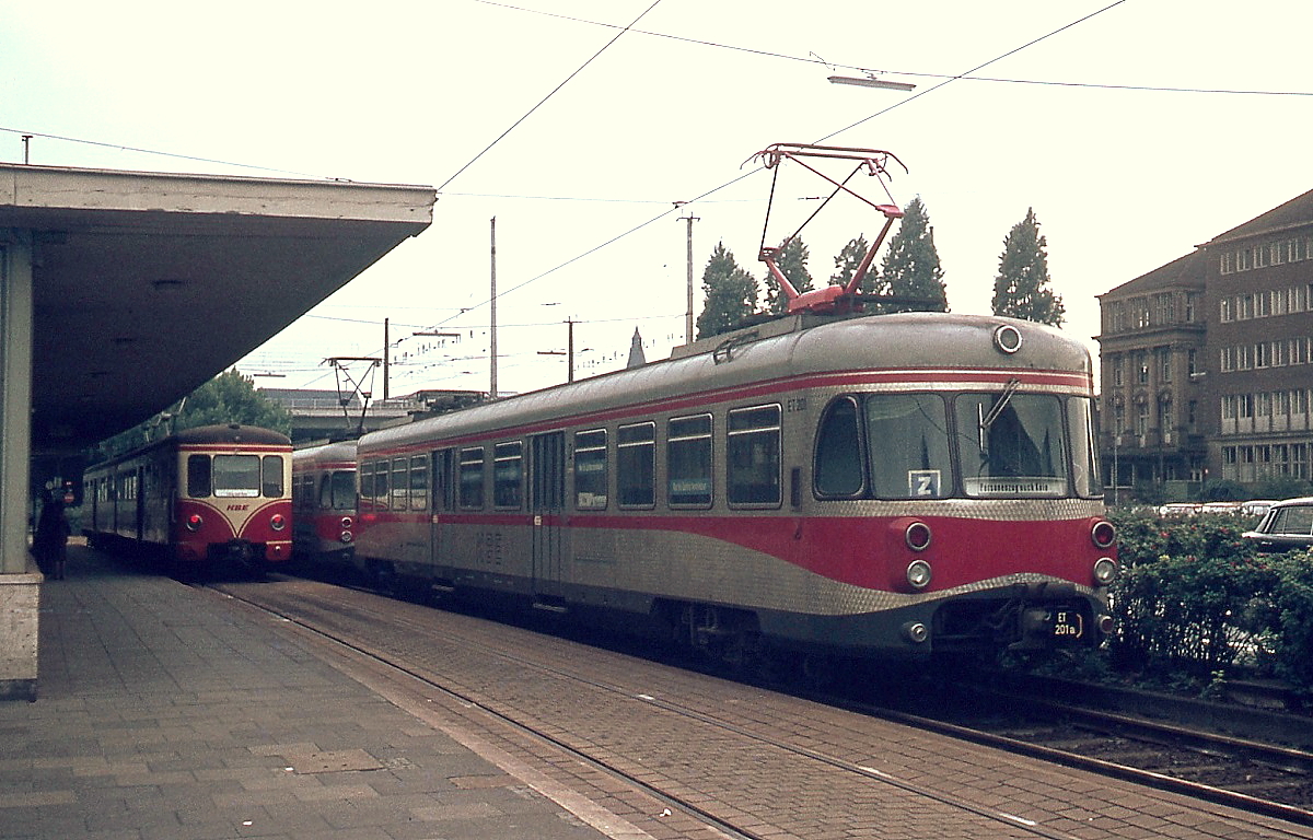 Bis zur Aufnahme des Stadtbahnbetriebes auf der Rheinuferbahn am 12.08.1978 endeten die KBE-Züge im Bahnhof Köln-Hohenzollernbrücke, hier im Dezember 1974 mit ET 201 im Vordergrund