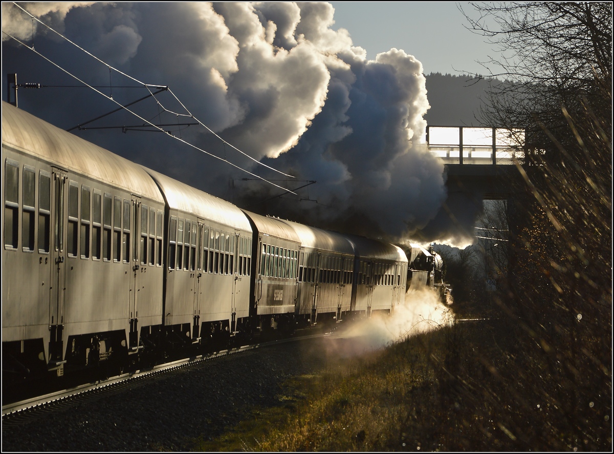Bis zur europäischen Wasserscheide muss 52 7596 mit Volldampf hochfahren. Ab dieser Stelle geht es bis nach Tuttlingen wieder leicht bergab. Dezember 2014.