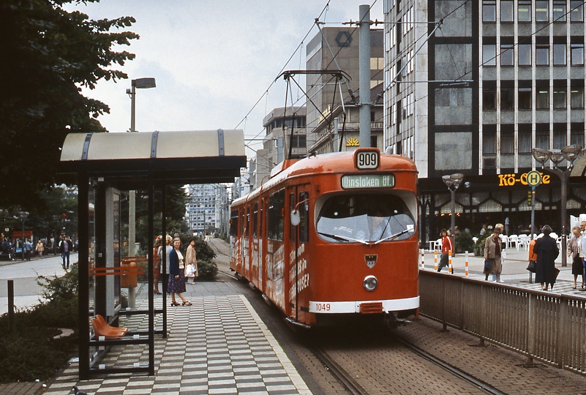 Bis zur Inbetriebnahme des Innenstadttunnels fuhren die Duisburger Straßenbahnen oberirdisch durch die Königstraße, hier trifft der Achtachser 1049 Mitte der 1980er Jahre an der Haltestelle König-Heinrich-Platz ein