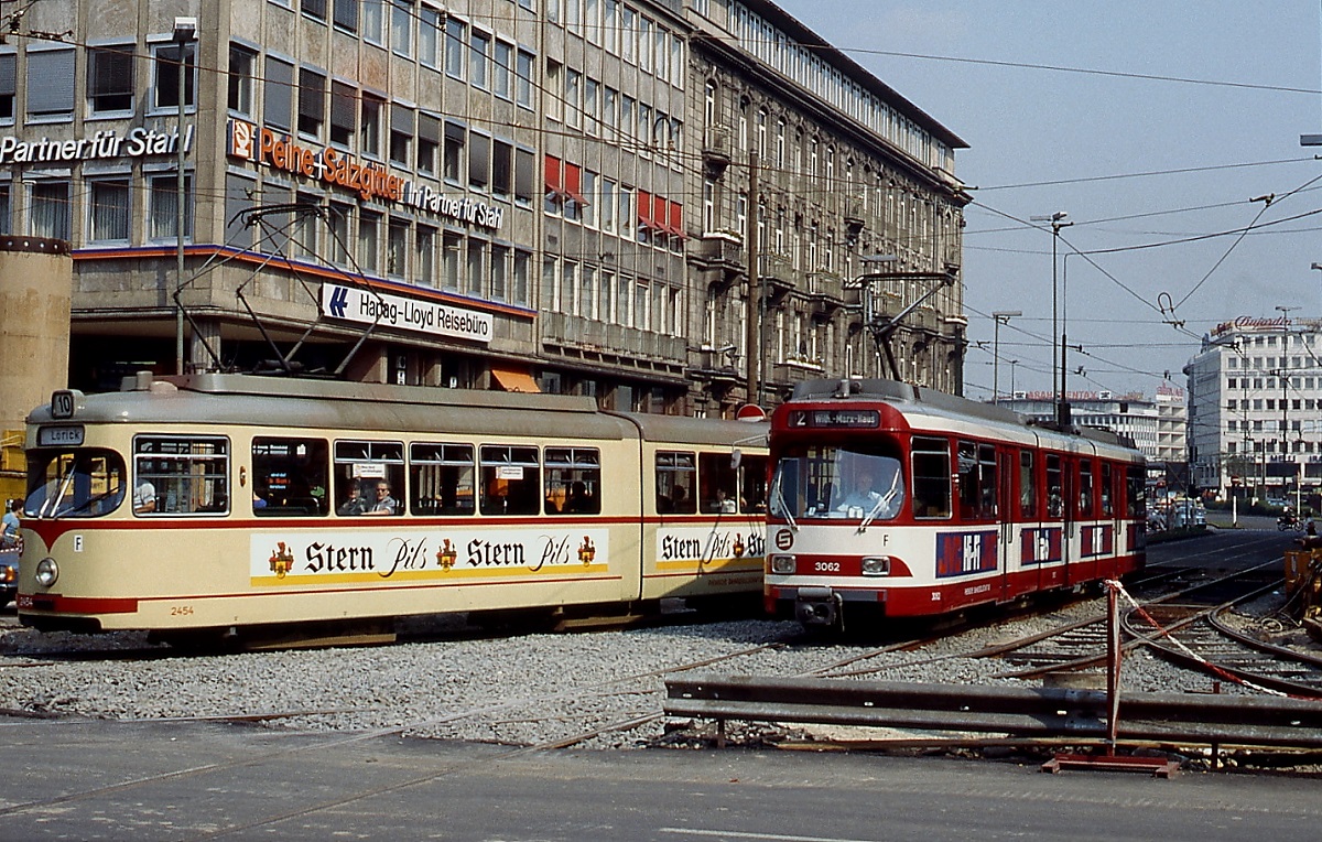 Bis zur Inbetriebnahme der U-Bahn zum Hauptbahnhof 1988 fuhren zahlreiche Straßenbahnlinien durch die Elberfelder Straße. Hier biegt Ende der 1970er Jahre der GT6 2454 als Linie 10 nach Lörick in die Heinrich-Heine-Allee ab, während der GT8S 3062 als Linie 2 geradeaus in die Bolker Straße fährt.