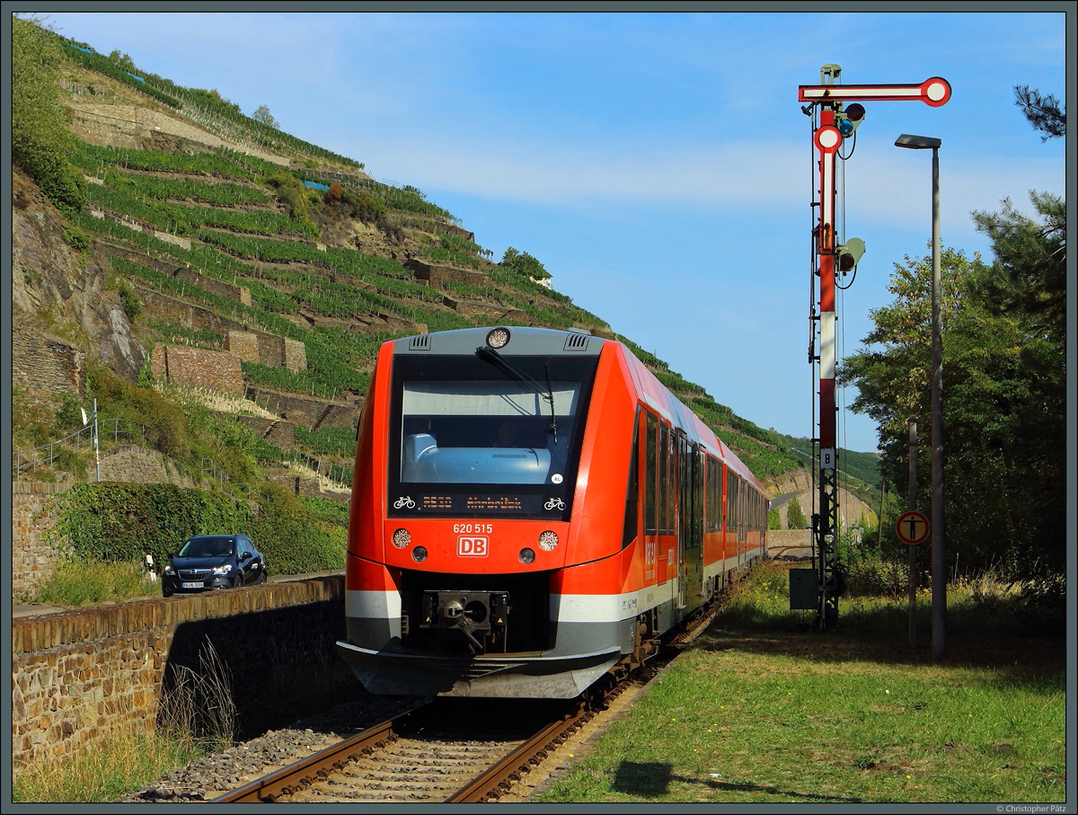 Bis zur Überleitstelle Walporzheim ist die Ahrtalbahn zweigleisig ausgebaut. 620 515 verlässt gerade den zweigleisigen Abschnitt und rollt am Formsignal B vorbei an den Bahnsteig. (Walporzheim, 13.09.2020)