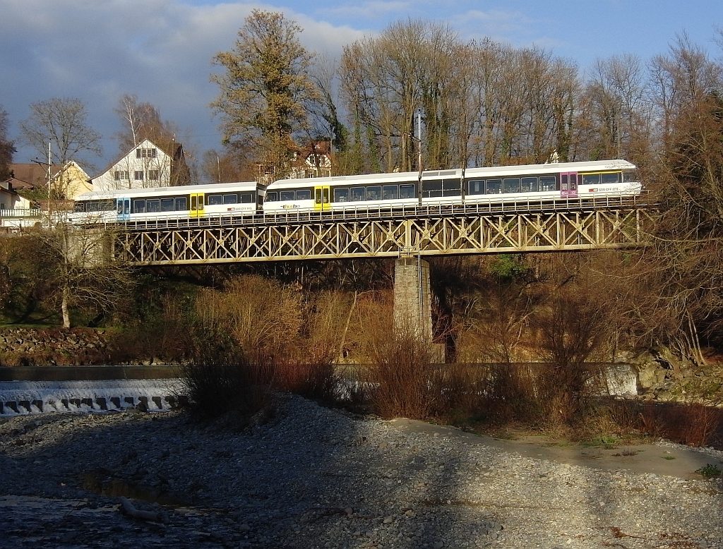 Bischofszellerbahn (||) - Von Weinfelden kommend hat S5 23563 gerade die Station Sitterdorf verlassen und berquert am 07.12.2013 auf der Fahrt nach St. Gallen die Sitter.