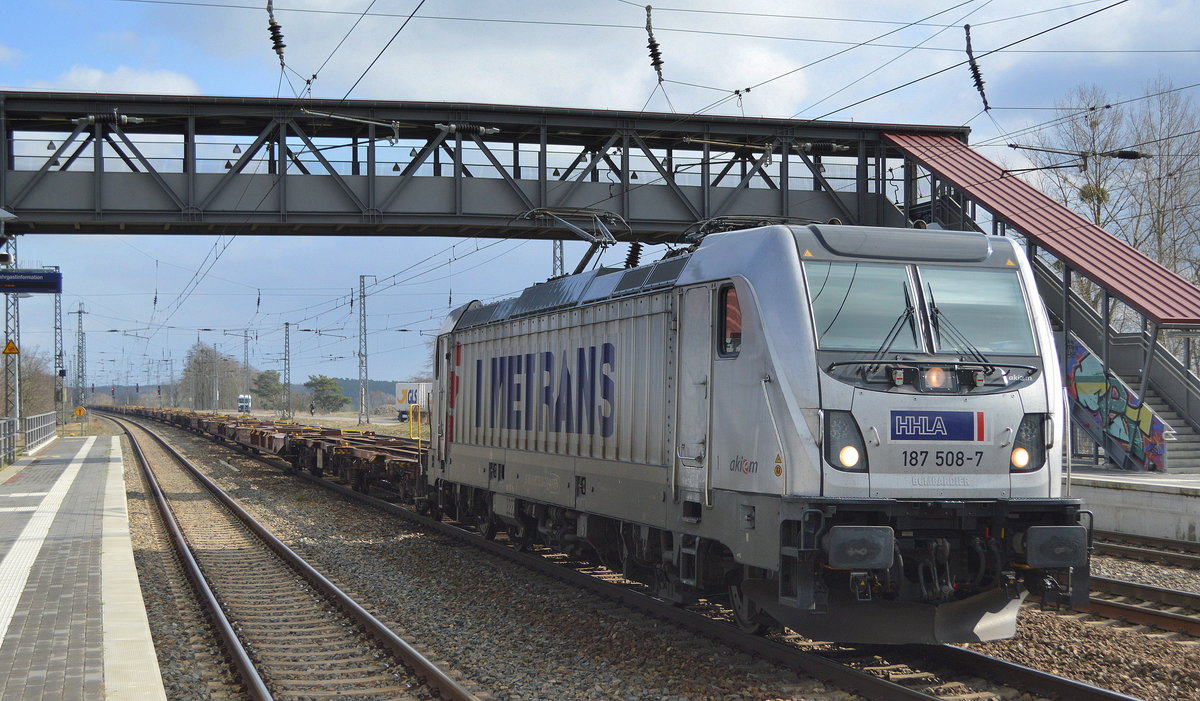 Bisher bei uns im Nordosten selten gesichtet, METRANS Rail (Deutschland) GmbH, Leipzig [D] mit  187 508-7  [NVR-Nummer: 91 80 6187 508-7 D-AKIEM] und einem Leerzug Containertragwagen am 02.03.20 Durchfahrt Bf. Saarmund. 