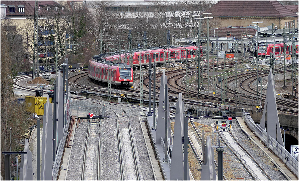 Bisher besteht nur ein provisorischer Gleisanschluss - 

... vom Bahnhof Stuttgart-Bad Cannstatt zur neuen Neckarbrücke. Um die Gleise endgültig an die vorhandenen anzuschließen müssen auf dieser Seite des Bahnhofes sämtliche Gleis in eine neue Lage gebracht werden. Das wird vermutlich nicht ohne Betriebsunterbrechungen gehen.

11.03.2024 (M)

