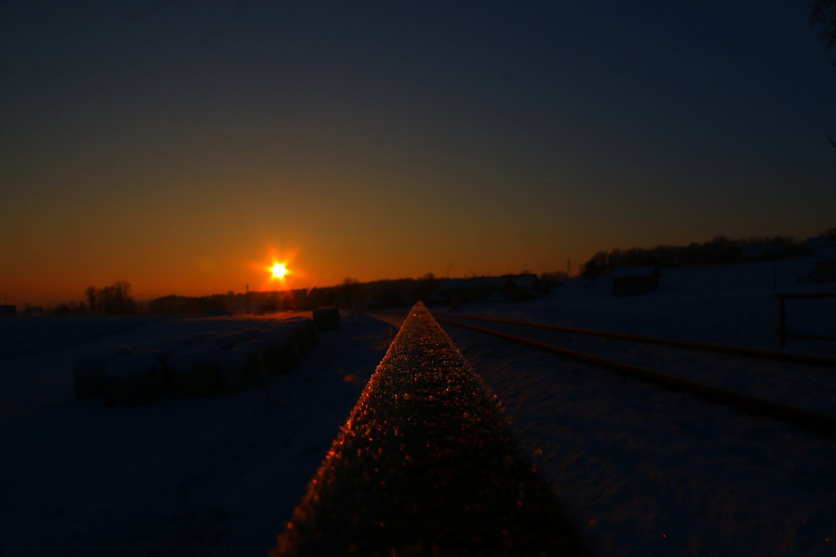 Bitterkalte -20°Celsius zeigte das Auto an als ich mir meiner heutigen Fotostelle näherte. Der Bach über die ein kleiner Durchlass führt machte wohl gefühlt nochmal einiges dazu,... 
Nicht nur der Reif am Geländer des Bachlaufes sondern auch meine Finger waren danach Steifgefroren. 
20.01.2017