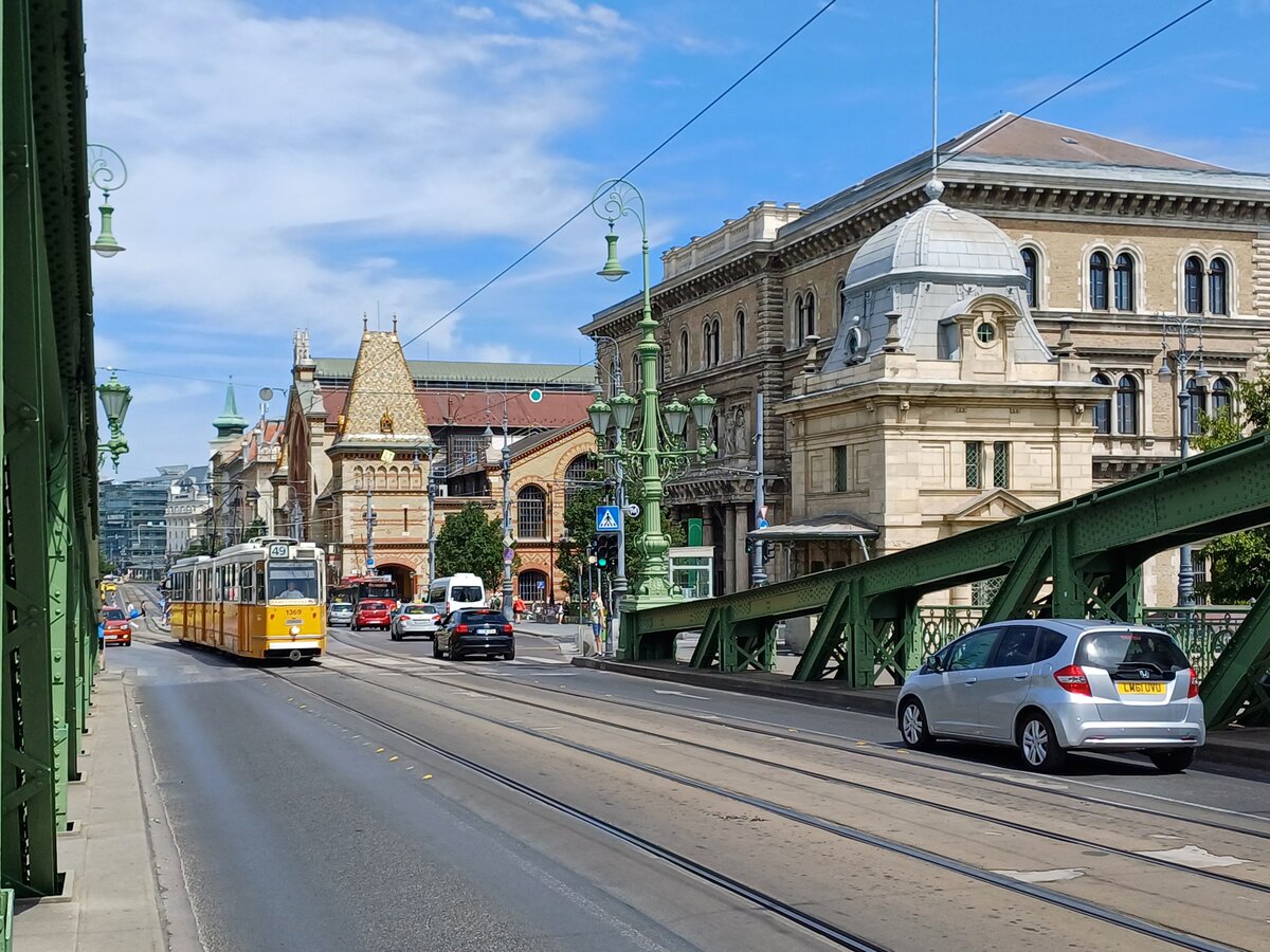 BKV 1369 als Linie 49 (De�k Ferenc t�r - Kelenf�ld Vas�t�llom�s), am 25.07.2025 an der Freiheitsbr�cke (Szabads�g h�d) in Budapest.