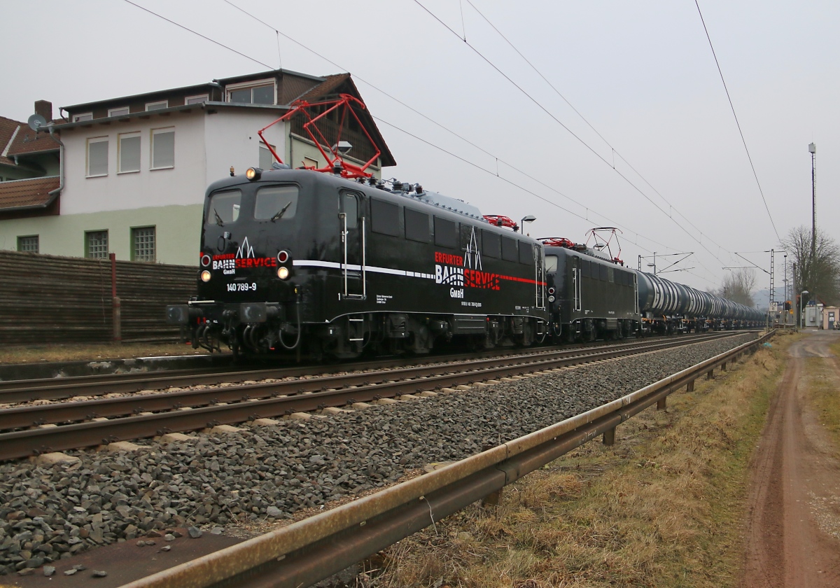 Black ist beautiful! Die neu gestalteten EBS 140 789-9 in Doppeltraktion mit 140 772-5 und Kesselwagenzug in Fahrtrichtung Süden. Aufgenommen in Ludwigsau-Friedlos am 12.02.2017.