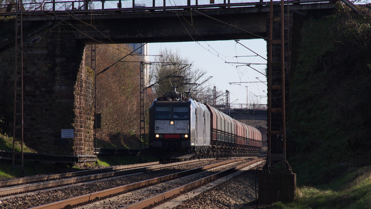 Black Power - Der  Fürstenhausener  wie wir ihn nennen ist unterwegs.
185 554 + 185 553 sind mit ihren leeren Touax Wagen auf dem Weg zurück ins Ruhrgebiet.
Der Zug beliefert das Kraftwerk Fenne über den Güterbahnhof in Fürstenhausen.
24.02.2014 - Bahnstrecke 3230 Saarbrücken - Karthaus am Stadtrand von Dillingen Saar.