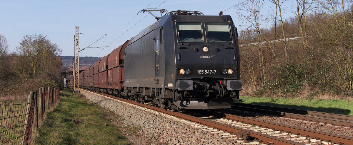 Black Power - MRCE 185 547-7 ist mit einem beladenen NIAG Kohlenzug aus dem Ruhrgebiet ins Saarland unterwegs.
Eines der drei Steag Saar Energie (ehemals Evonik) Kraftwerke braucht eine Sonderfuhre Kohle.
Der Zug befindet sich auf der knapp 2 Kilometer langen Geraden zwischen Beckingen und Dillingen und hat gerade die Bundestrasse 51 unterquert.
Bahnstrecke 3230 Saarbrücken - Karthaus - 24.02.2014
