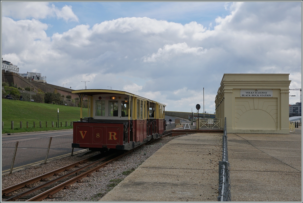 Black Rock Station - Endstation. Von Brighton her erreicht gerade ein aus zwei Treibwagen bestehdner Zug der VR den Bahnhof. Die Volks-Railway (VR), die älteste in Betrieb stehende elektrische Eisenbahn, in Großbritannien wird mit 110 Volt gespiesen, die Spurweite misst 82 cm und die Streckenlänge beträgt rund 2 Kilometer.
Brighton, den 24. April 2016