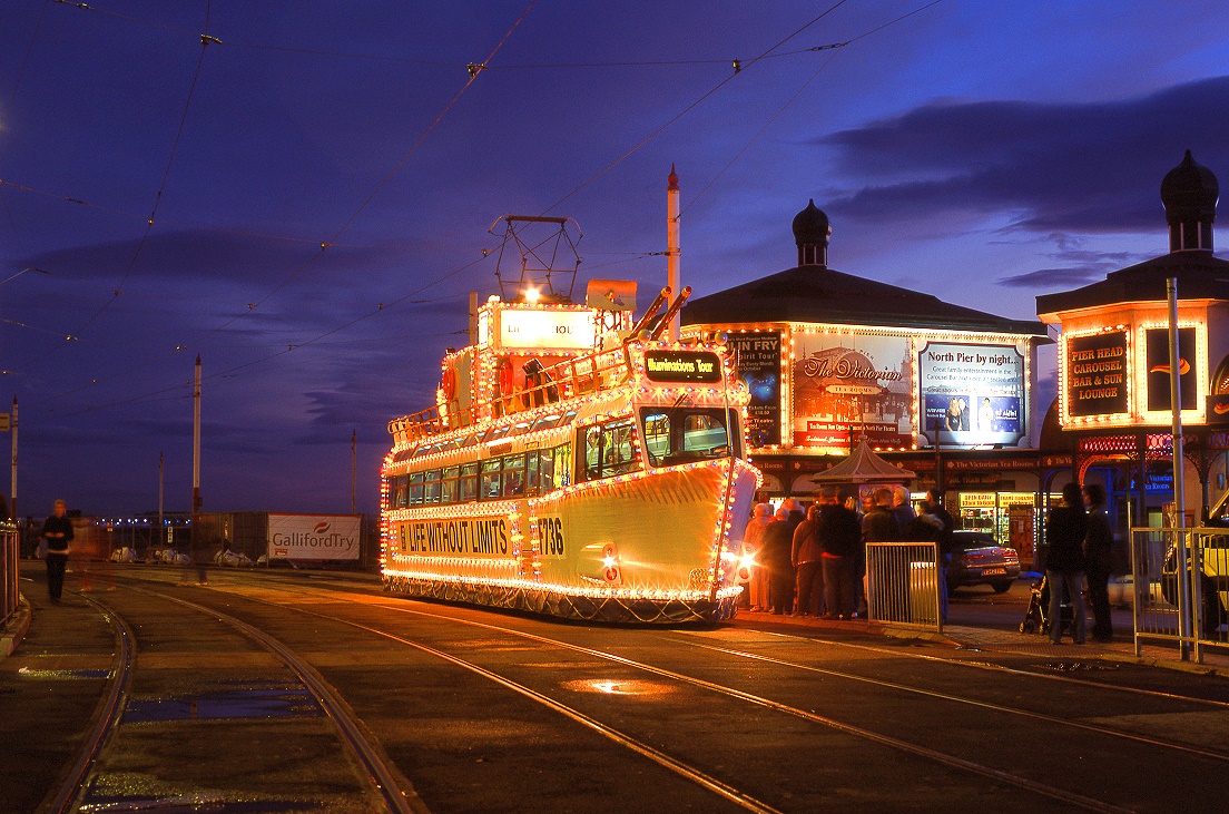 Blackpool 736, North Promenade, 07.09.2010.


Blackpool Tw 736 startet eine abendliche Rundfahrt während der Illuminations, North Promenade, 07.09.2010.
