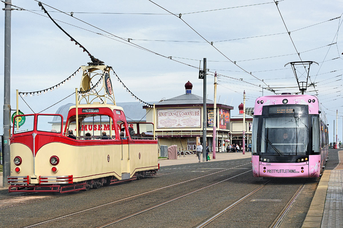 Blackpool Heritage Tram, Boat car # 227,
Blackpool Tram,Bombardier Flexity 2 Tram # 16 nach Starr Gate.
23.06.2019