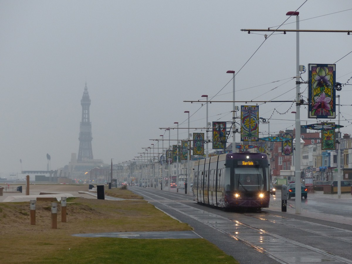 Blackpool Tower, Blackpool Promenade und natürlich die Tram - all das bei schönstem englischem Wetter. Ich hatte die Hoffnung, auch die Doppelstockstraßenbahnen anzutreffen, leider fahren diese aber nur nach Ostern im Wochenendverkehr. 12.3.2015