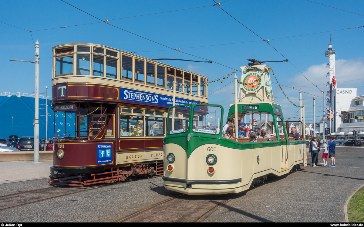Blackpool Tramway. Bolton 66 und Boat Car 600 stehen am 17. August 2017 in der Schleife Pleasure Beach für die Heritage Tours bereit.