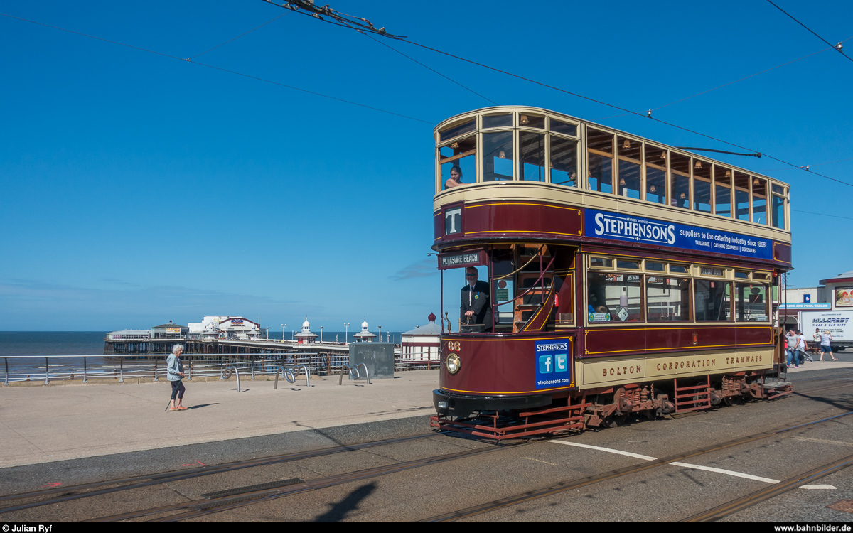 Blackpool Tramway. Bolton Tramcar 66 von 1901 ist der einzige nicht aus Blackpool stammende Wagen in der Heritage Fleet. Am 17. August 2017 war er zusammen mit dem Boat Car 600 für die Heritage Tours zuständig, hier bei der Endstation am North Pier.