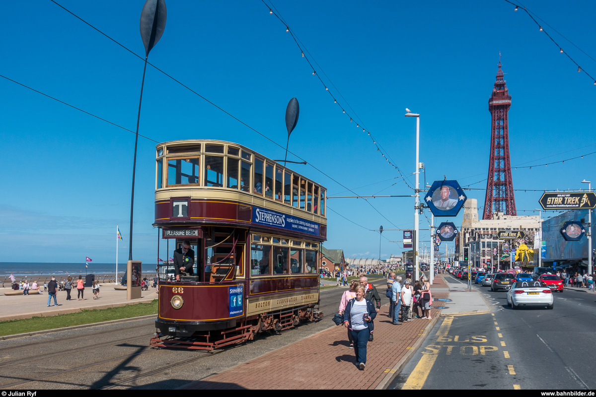 Blackpool Tramway. Bolton Tramcar 66 von 1901 ist der einzige nicht aus Blackpool stammende Wagen in der Heritage Fleet. Am 17. August 2017 war er zusammen mit dem Boat Car 600 für die Heritage Tours zuständig. Hier auf dem Weg in Richtung Pleasure Beach. Im Hintergrund der Blackpool Tower.