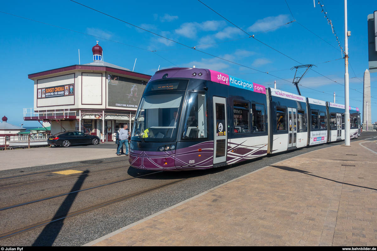 Blackpool Tramway. Flexity 005 am 17. August 2017 am North Pier. Die 16 Flexity tragen seit dem Umbau 2012 die Hauptlast des Verkehrs.