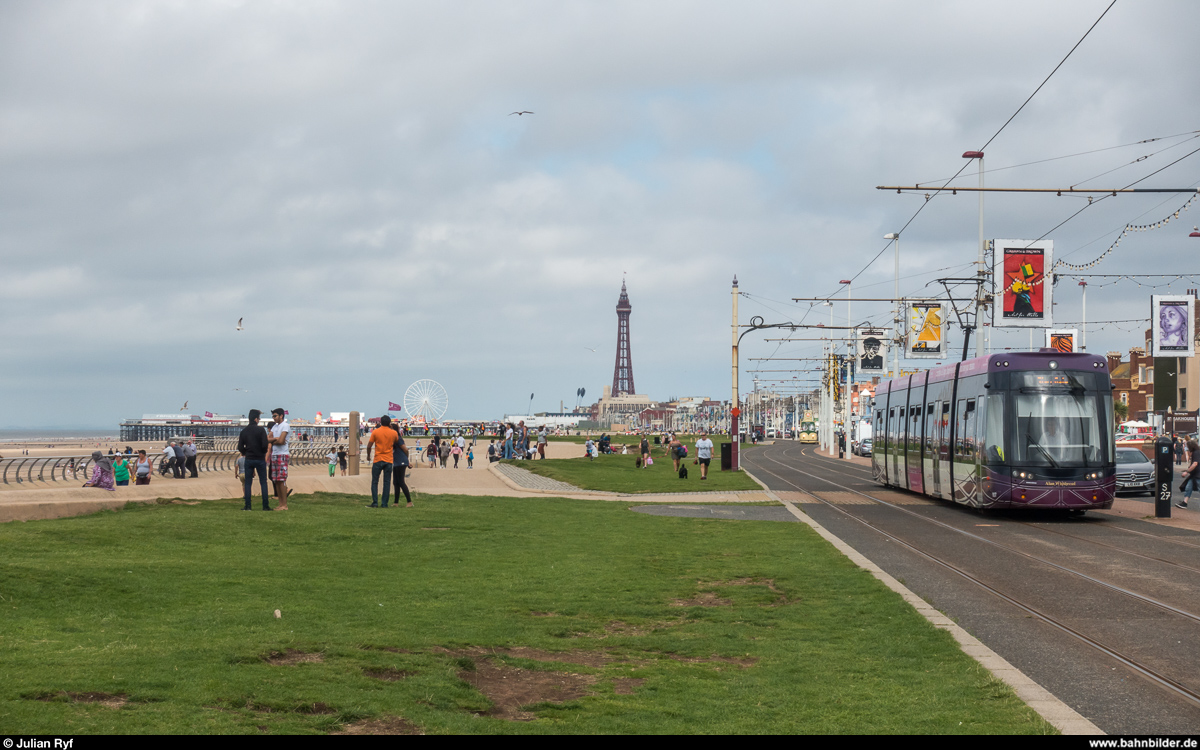 Blackpool Tramway. Flexity 007 am 17. August 2017 kurz vor Pleasure Beach.