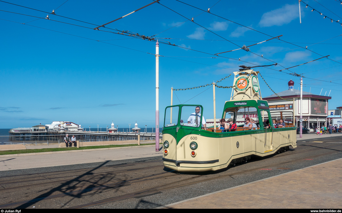 Blackpool Tramway. Open Boat Car Nr. 600 am North Pier am 17. August 2017.