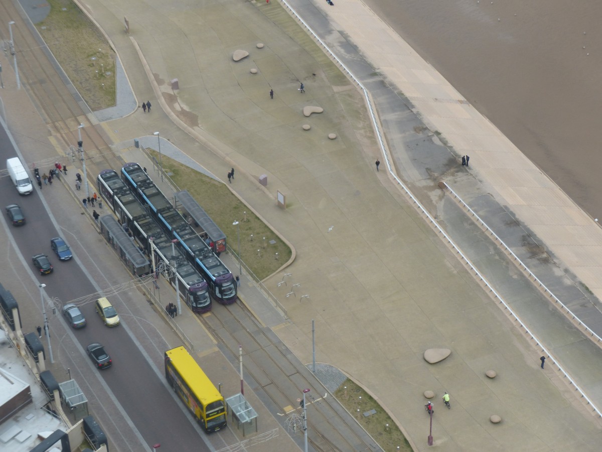 Blackpool Transport - Bus und Tram treffen sich an der Promenade. Während die Tram an der Promenade sehr gemütlich und langsam fährt, kann der Bus durch Ampeln und Stau ebenfalls nicht durch Geschwindigkeit glänzen - eine entschleunigte und dadurch entspannte Fortbewegungsweise. 14.3.2015