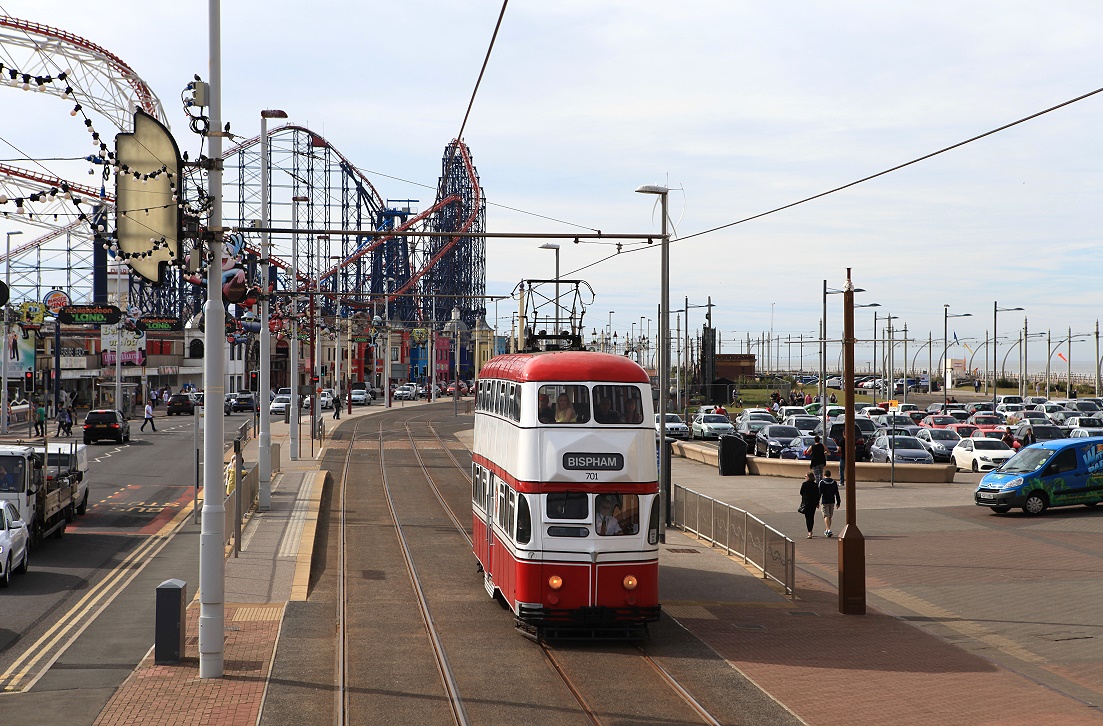 Blackpool Tw 701, Pleasure Beach, 27.08.2016. Blick vom Oberdeck des Tw 31 ...