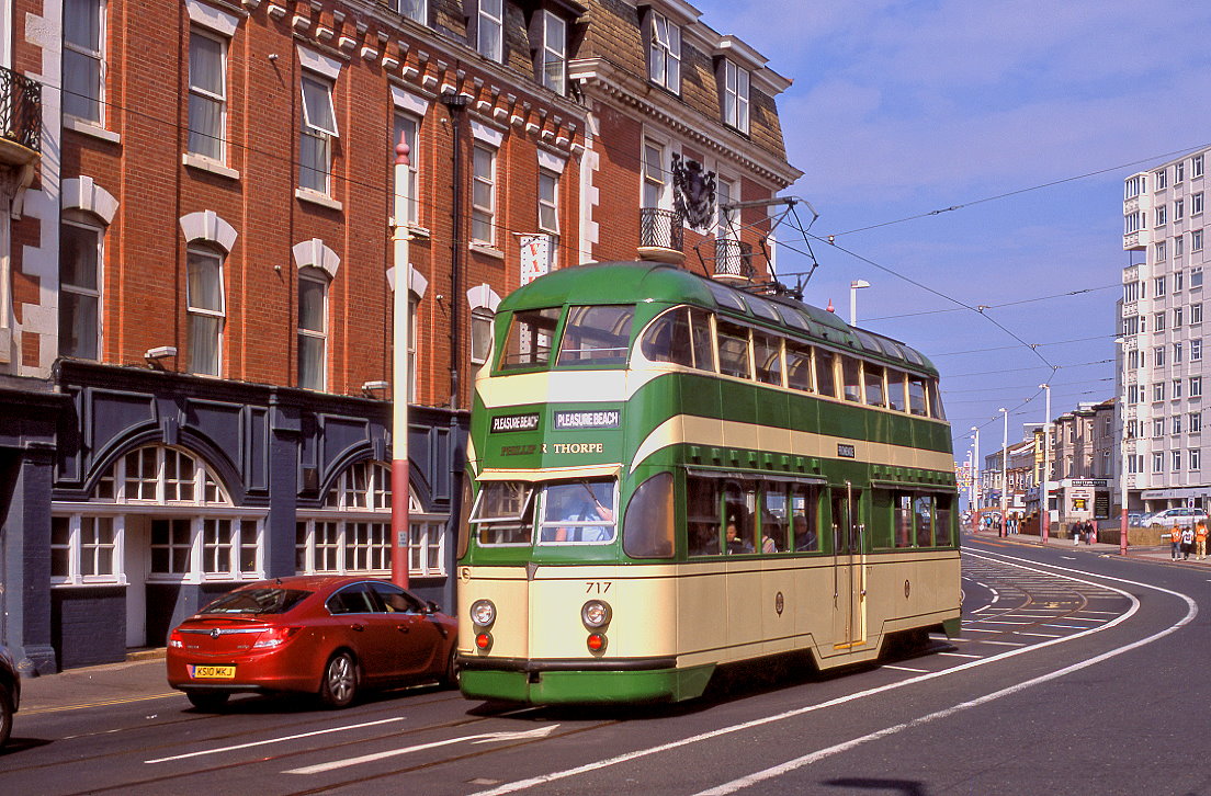Blackpool Tw 717 in klassischer Lackierung erreicht die zentrale Haltestelle North Pier, 05.09.2010.
