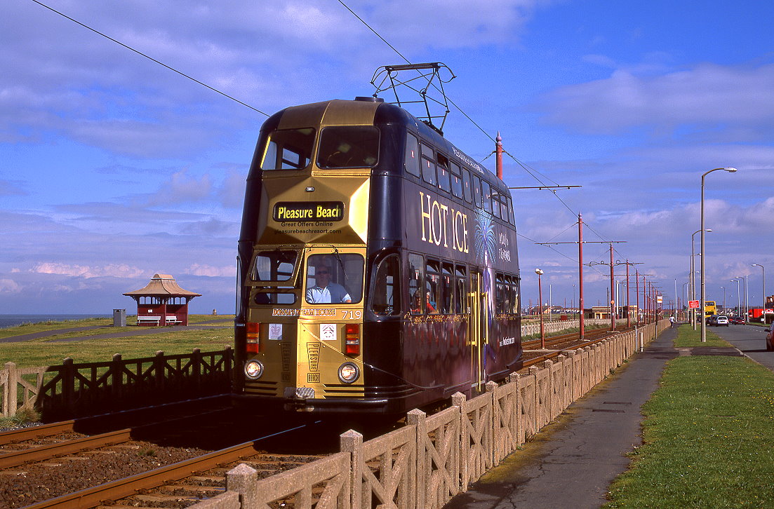Blackpool Tw 719 erreicht von Fleetwood kommend die Station Bispham, 07.09.2010.
