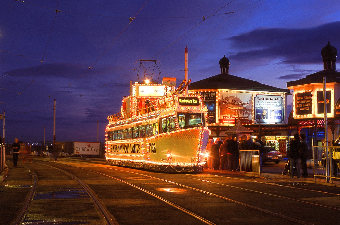 Blackpool Tw 736 startet eine abendliche Rundfahrt während der Illuminations, North Promenade, 07.09.2010.